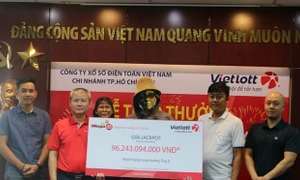 Tài xế xe ôm mua nhà cho con cháu sau khi trúng Jackpot 96 tỷ đồng