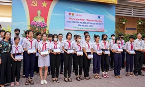 Công ty Tân Hiệp Phát trao học bổng cho học sinh nghèo vượt khó