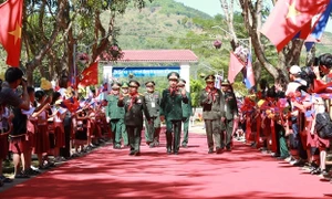 Bộ trưởng Bộ Quốc phòng 3 nước Việt Nam - Lào - Campuchia thăm, tặng quà Trường Tiểu học Bế Văn Đàn