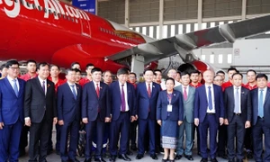 Chủ tịch Quốc hội Vương Đình Huệ dự Lễ ký kết hợp tác toàn diện giữa Vietjet và Lao Airlines