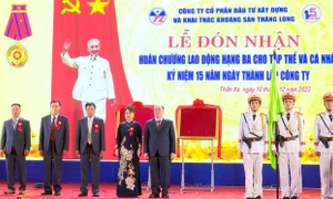 Công ty CP Đầu tư xây dựng và Khai thác khoáng sản Thăng Long đón nhận Huân chương Lao động hạng Ba