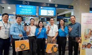 Vietnam Airlines đưa người lao động xa quê đoàn tụ bên gia đình dịp Tết Giáp Thìn 2024