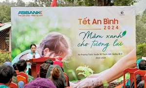 Tết An Bình 2024: ABBank gây quỹ tài trợ 50.000 cây gỗ lớn cho người dân Quảng Bình