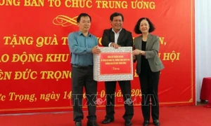 Thường trực Ban Bí thư Trương Thị Mai tặng quà Tết công nhân, người lao động khu công nghiệp Phú Hội