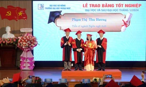 Trường Đại học Ngoại ngữ Đà Nẵng trao bằng tốt nghiệp cho 477 tân cử nhân