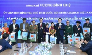 Chủ tịch Quốc hội Vương Đình Huệ thăm, tặng quà công nhân, gia đình chính sách tại tỉnh Thái Bình