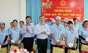 Đoàn ĐBQH tỉnh Bình Thuận thăm, tặng quà tết công nhân Xí nghiệp may Tuy Phong