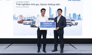 3 khách hàng lái thử xe Hyundai trúng cặp vé xem World Cup 2022