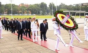 Chủ tịch Thượng viện Vương quốc Campuchia viếng Lăng Chủ tịch Hồ Chí Minh