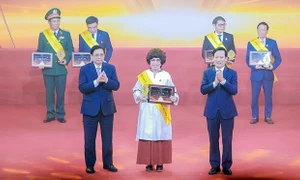 Anh hùng Lao động Thái Hương được tôn vinh Top 10 Doanh nhân Việt Nam tiêu biểu 2022