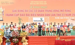 Tổng Thư ký Quốc hội, Chủ nhiệm Văn phòng Quốc hội Bùi Văn Cường dự khai mạc Giải bóng đá các cơ quan Trung ương mở rộng tranh Cúp Báo ĐBND