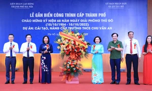 Gắn biển công trình chào mừng 68 năm Ngày Giải phóng Thủ đô tại Trường THCS Chu Văn An