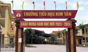 Một trường tiểu học thu sai quy định phải trả lại tiền cho phụ huynh