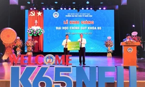 Vietcombank trao tặng 200 triệu đồng cho sinh viên Trường Đại học Kinh tế quốc dân