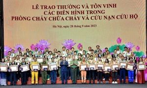 Chủ tịch Quốc hội Vương Đình Huệ dự chương trình tôn vinh các điển hình tiên tiến trong công tác phòng cháy, chữa cháy, cứu nạn cứu hộ