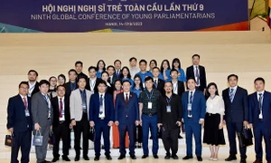 Chủ tịch Quốc hội Vương Đình Huệ gặp mặt 20 thanh niên Việt Nam tiêu biểu tham dự Hội nghị Nghị sĩ trẻ toàn cầu lần thứ 9