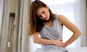 Sốt, đau bụng sau ăn, buồn nôn… biểu hiện của bệnh Crohn