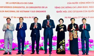 Chủ tịch Quốc hội Cuba Esteban Lazo Hernandez trao Huân chương của Nhà nước Cuba tặng Chủ tịch Quốc hội Vương Đình Huệ