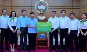 Vietcombank trao 1 tỷ đồng hỗ trợ nạn nhân trong vụ hỏa hoạn tại phường Khương Đình, Hà Nội