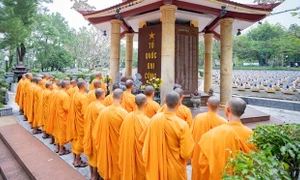 Chư Tăng, Phật tử chùa Ba Vàng dâng hương tại Thành cổ Quảng Trị và Nghĩa trang liệt sĩ Quốc gia Trường Sơn