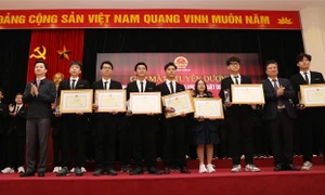 Tuyên dương 33 học sinh đoạt giải Olympic và Khoa học kỹ thuật quốc tế năm 2022