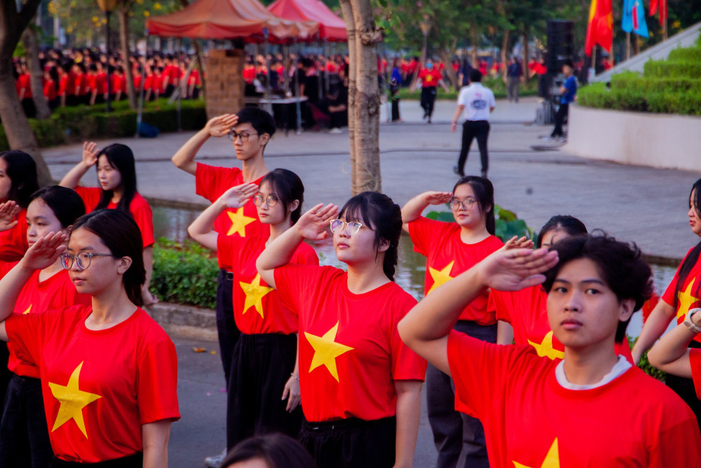500 sinh viên Trường Đại học Kinh tế Thành phố Hồ Chí Minh tham gia Lễ Chào cờ "Tôi yêu Tổ quốc tôi" (Ảnh: FBNT) 492422242-1099916858828836-2622884994754164637-n.jpg
