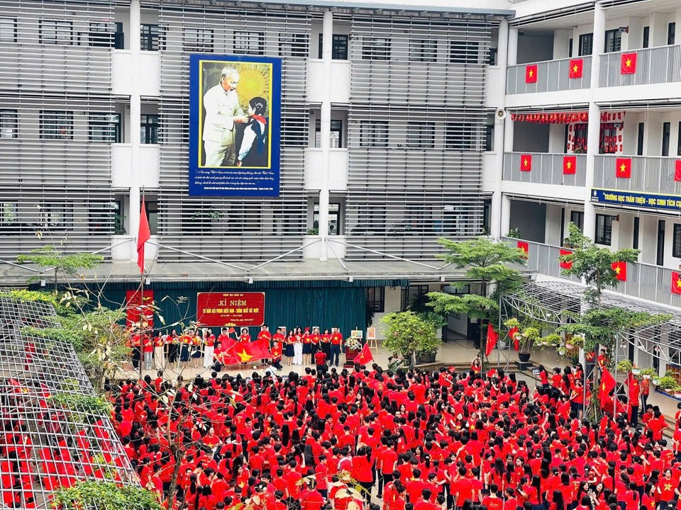 Hòa chung niềm vui thống nhất, trong giờ chào cờ ngày 28.4, tập thể cán bộ giáo viên, học sinh Trường THCS Hoàng Mai đã tổ chức buổi lễ kỷ niệm ý nghĩa thông qua những hoạt động thiết thực. Hòa chung niềm vui thống nhất, trong giờ chào cờ ngày 28.4, tập thể cán bộ giáo viên, học sinh Trường THCS Hoàng Mai đã tổ chức buổi lễ kỷ niệm ý nghĩa thông qua những hoạt động thiết thực.