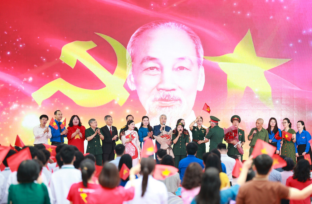 Nhiều tiết mục văn nghệ truyền thống hào khí non sông mừng Tổ quốc thống nhất Nhiều tiết mục văn nghệ truyền thống hào khí non sông mừng Tổ quốc thống nhất