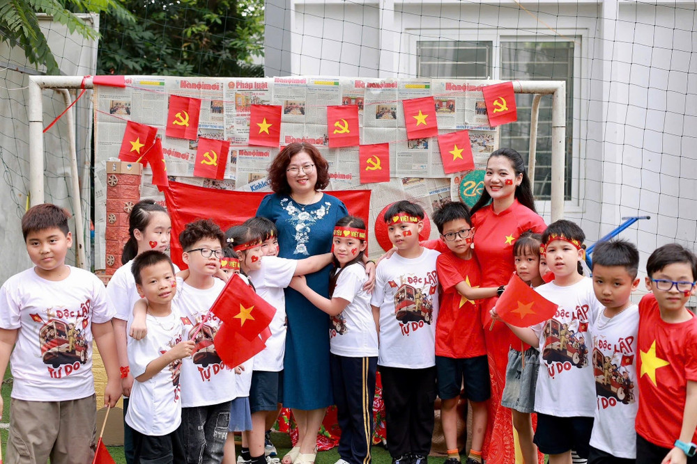 Ngay từ đầu tháng 4, thầy và trò Trường Tiểu học Tây Sơn đã háo hức trang trí khung cảnh sư phạm trong lớp học và khuôn viên Nhà trường hướng về chủ đề chào mừng 50 năm Ngày Giải phóng miền Nam. 4935208289985575255901068491624571112796916n-17458094208131286152172.jpg