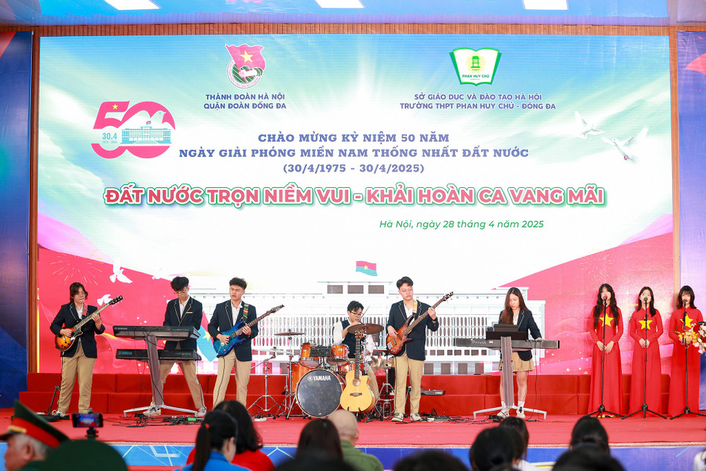 Ngày 28.4, hướng đến Kỷ niệm 50 năm Ngày giải phóng miền Nam, Trường THPT Phan Huy Chú - Đống Đa đã tổ chức chương trình mang chủ đề: “Đất nước trọn niềm vui - Khải hoàn ca vang mãi”. Đây là dịp để học sinh toàn trường cùng nhau ôn lại những trang sử hào hùng, bồi đắp niềm tự hào dân tộc, và tiếp thêm ngọn lửa khát vọng, lý tưởng cách mạng cho thế hệ trẻ hôm nay. Ngày 28.4, hướng đến Kỷ niệm 50 năm Ngày giải phóng miền Nam, Trường THPT Phan Huy Chú - Đống Đa đã tổ chức chương trình mang chủ đề: “Đất nước trọn niềm vui - Khải hoàn ca vang mãi”. Đây là dịp để học sinh toàn trường cùng nhau ôn lại những trang sử hào hùng, bồi đắp niềm tự hào dân tộc, và tiếp thêm ngọn lửa khát vọng, lý tưởng cách mạng cho thế hệ trẻ hôm nay.