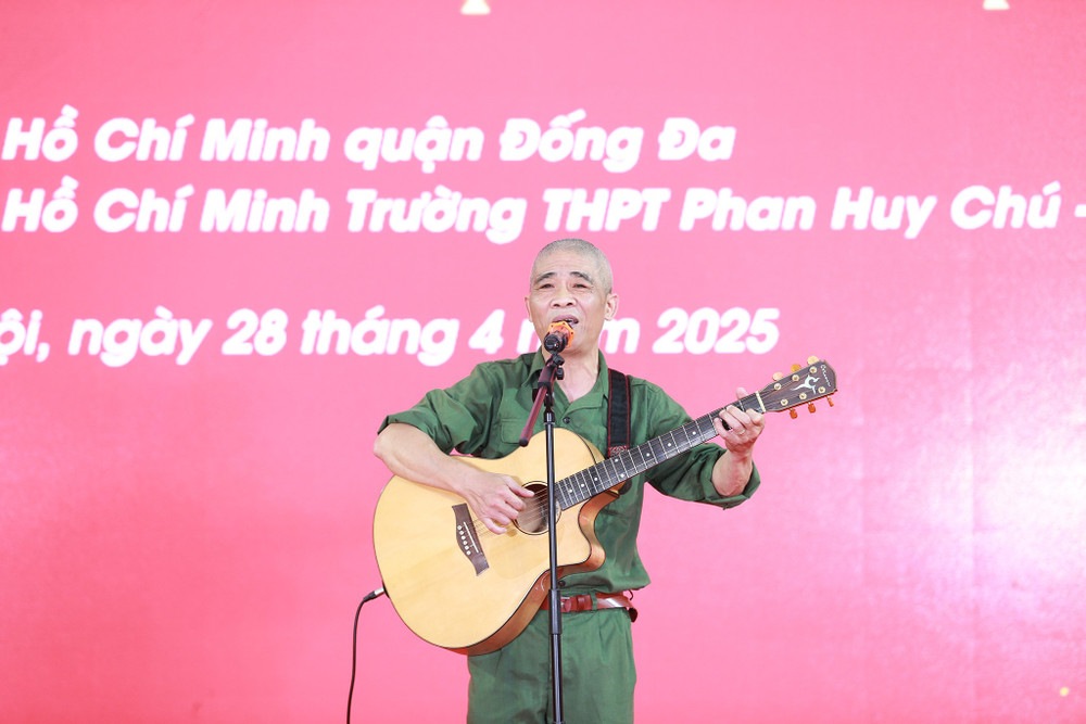 Học sinh Trường THPT Phan Huy Chú - Đống Đa còn được gặp gỡ và trò chuyện với nhân chứng lịch sử Trương Quý Hải. Ông là người từng đi qua chiến trường ác liệt, sống trọn với lý tưởng của thanh niên thời kháng chiến. Học sinh Trường THPT Phan Huy Chú - Đống Đa còn được gặp gỡ và trò chuyện với nhân chứng lịch sử Trương Quý Hải. Ông là người từng đi qua chiến trường ác liệt, sống trọn với lý tưởng của thanh niên thời kháng chiến.