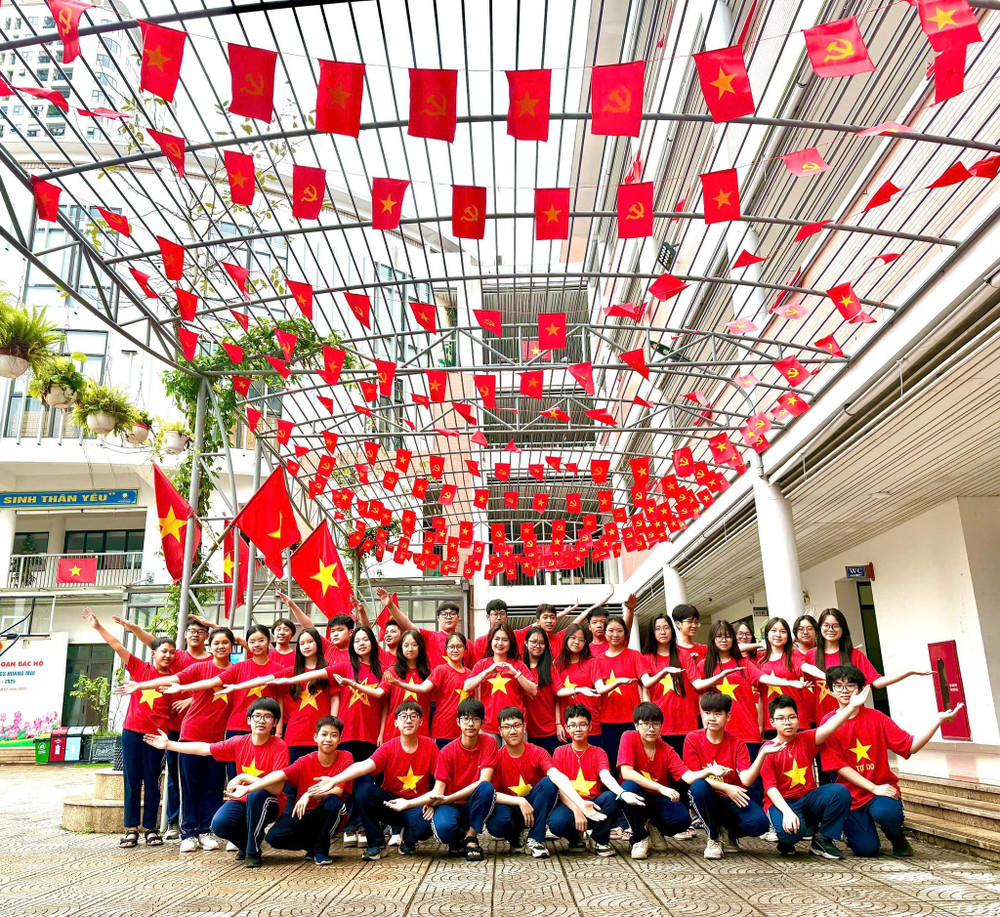 Cô và trò Trường THCS Hoàng Mai mặc áo cờ đỏ sao vàng, hòa mình vào không khí Ngày hội toàn quốc. Cô và trò Trường THCS Hoàng Mai mặc áo cờ đỏ sao vàng, hòa mình vào không khí Ngày hội toàn quốc.