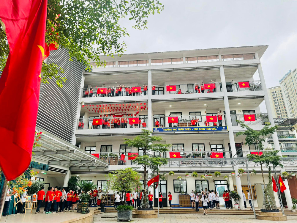 Toàn trường thực hiện phong trào treo Cờ Tổ quốc; phát động mặc áo Cờ đỏ sao vàng và chụp ảnh truyền thông với cờ Tổ quốc; tổng kết cuộc thi thiết kế poster cổ động tuyên truyền chào mừng kỉ niệm 50 năm ngày Giải phóng Miền Nam Toàn trường thực hiện phong trào treo Cờ Tổ quốc; phát động mặc áo Cờ đỏ sao vàng và chụp ảnh truyền thông với cờ Tổ quốc; tổng kết cuộc thi thiết kế poster cổ động tuyên truyền chào mừng kỉ niệm 50 năm ngày Giải phóng Miền Nam