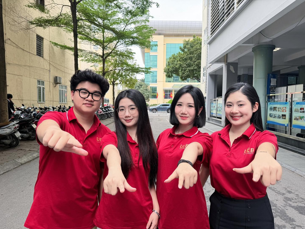 Sinh viên UEB tham gia cuộc thi sáng tạo video với chủ đề: "Sắc màu thống nhất - Site tỏa sáng" (Ảnh: UEB) 490481004-1099034252255921-190133051688096754-n.jpg