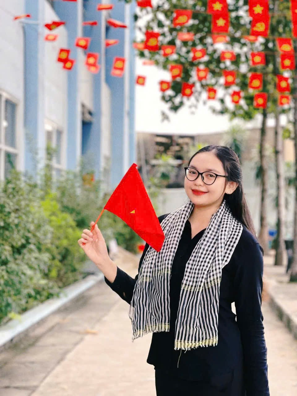 Sinh viên Đại học Lạc Hồng "hòa mình" vào sắc đỏ rực rỡ của cờ đỏ sao vàng (Ảnh: FBNT) 491997528-1272746394766943-3534384869387480711-n.jpg