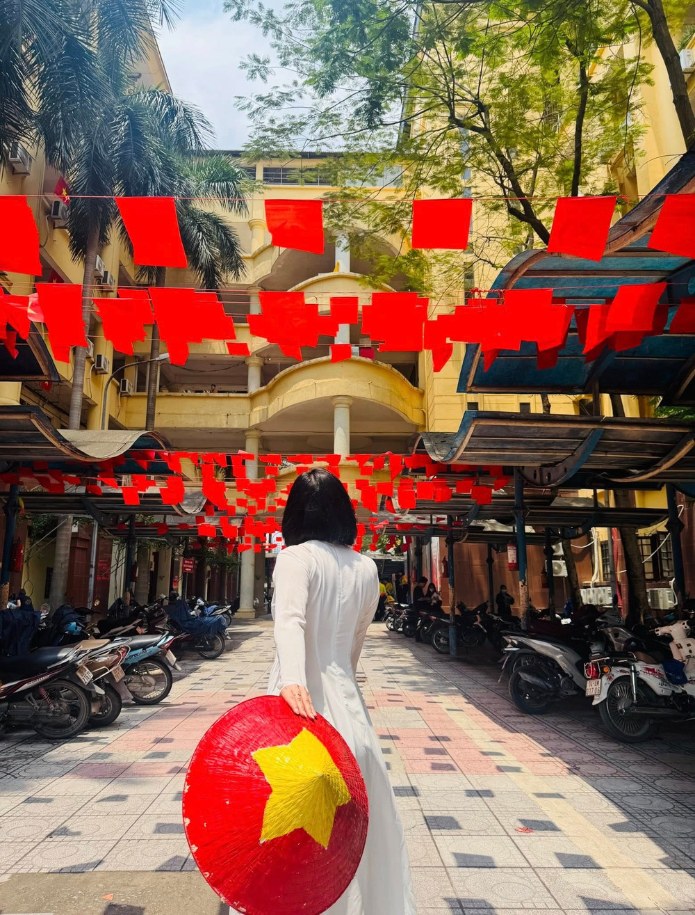 Sinh viên chụp ảnh check in tại sân trường (Ảnh: HUBT) 493022892-1081362680704256-7726855776022052468-n.jpg