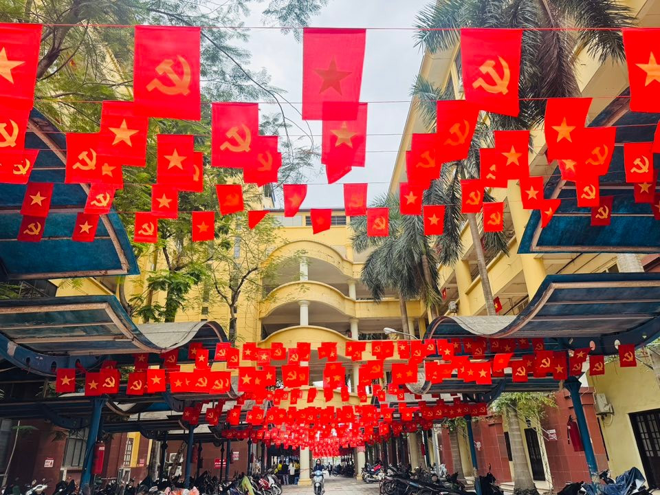 Sân trường Trường Đại học Kinh doanh và Công nghệ Hà Nội treo cờ đỏ rực rỡ (Ảnh: HUBT) 493300851-1081359940704530-6915237112756861182-n.jpg