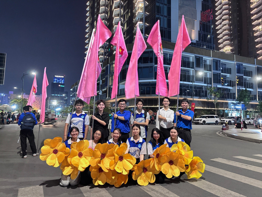 Sinh viên Trường Đại học Sài Gòn tập luyện cho lễ diễu binh (Ảnh: FBNT) 493260305-989445416673061-7561827201286583740-n.jpg