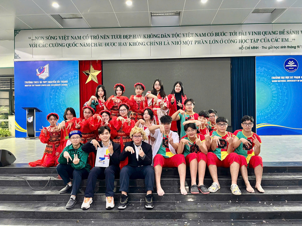 Lớp 12A2, Trường THCS và THPT Nguyễn Tất Thành có nhiều học sinh đạt điểm cao với chứng chỉ SAT và IELTS (Ảnh: NVCC) z6523535177705-8b370d5764a8eae7409a8fa92cf0920e.jpg