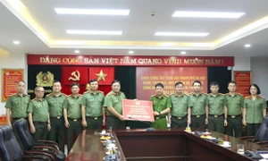 Công an TP. Hà Nội thăm hỏi các địa phương, Công an các tỉnh và CBCS chịu thiệt hại do cơn bão số 3