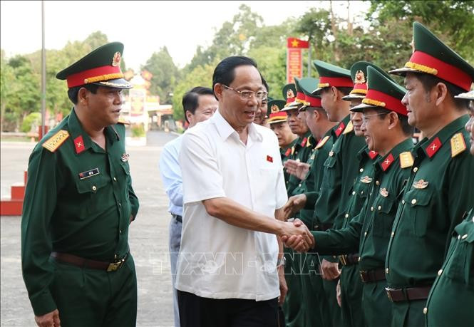 Phó Chủ tịch Quốc hội, Thượng tướng Trần Quang Phương với cán bộ, sĩ quan Bộ Chỉ huy Quân sự tỉnh Đắk Lắk. Phó Chủ tịch Quốc hội, Thượng tướng Trần Quang Phương với cán bộ, sĩ quan Bộ Chỉ huy Quân sự tỉnh Đắk Lắk.