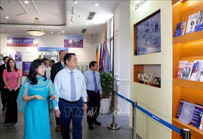 Trưởng Ban Tuyên giáo Trung ương Nguyễn Trọng Nghĩa thăm phòng truyền thống Trường Đại học VinUni. Ảnh: Phương Hoa/TTXVN Trưởng Ban Tuyên giáo Trung ương Nguyễn Trọng Nghĩa thăm phòng truyền thống Trường Đại học VinUni. Ảnh: Phương Hoa/TTXVN
