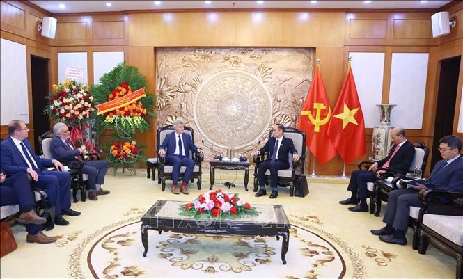 Trưởng Ban Đối ngoại Trung ương Lê Hoài Trung tiếp Bí thư toàn quốc Đảng Cộng sản Pháp Fabien Roussel. Ảnh: Phương Hoa/TTXVN Trưởng Ban Đối ngoại Trung ương Lê Hoài Trung tiếp Bí thư toàn quốc Đảng Cộng sản Pháp Fabien Roussel. Ảnh: Phương Hoa/TTXVN