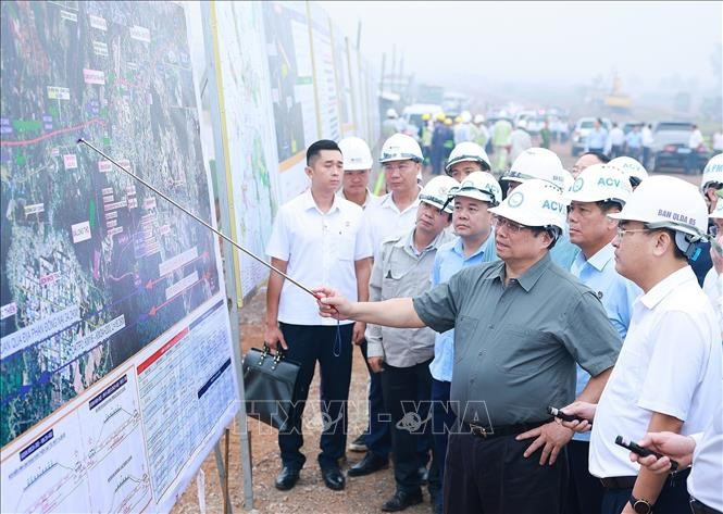 Thủ tướng Phạm Minh Chính kiểm tra tiến độ xây dựng tuyến đường kết nối sân bay Long Thành với giao thông khu vực. Ảnh: Dương Giang/TTXVN