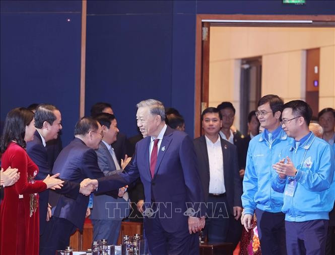 vna-potal-tong-bi-thu-du-phien-trong-the-dai-hoi-ix-hoi-lien-hiep-thanh-nien-viet-nam-stand.jpg