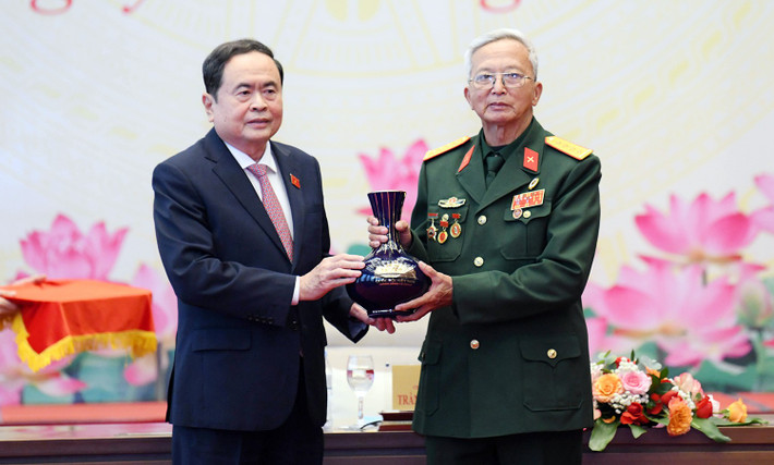 Chủ tịch Quốc hội Trần Thanh Mẫn trao quà tặng Đoàn Đại biểu người có công Trung đoàn 271 Quân khu Trị Thiên. Ảnh: Lâm Hiển Chủ tịch Quốc hội Trần Thanh Mẫn trao quà tặng Đoàn Đại biểu người có công Trung đoàn 271 Quân khu Trị Thiên. Ảnh: Lâm Hiển