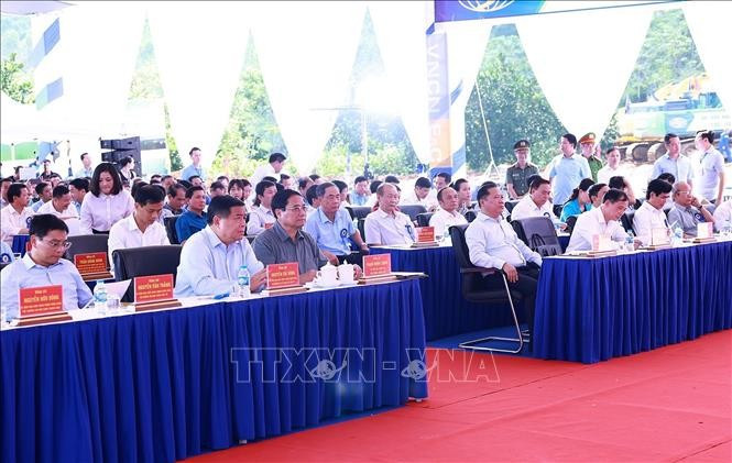 Thủ tướng Phạm Minh Chính và các đại biểu dự Lễ khởi công cao tốc Hoà Bình - Mộc Châu. Ảnh: Dương Giang/TTXVN Thủ tướng Phạm Minh Chính và các đại biểu dự Lễ khởi công cao tốc Hoà Bình - Mộc Châu. Ảnh: Dương Giang/TTXVN