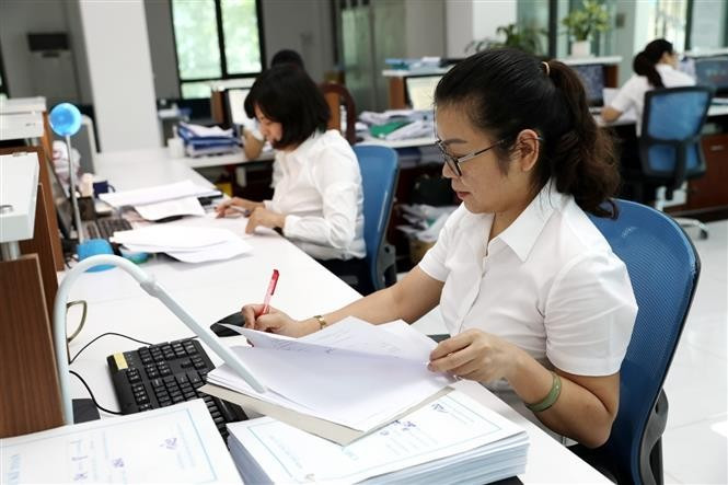Hoạt động nghiệp vụ kế toán tại Kho bạc Nhà nước quận Tây Hồ (Hà Nội). Ảnh: Phạm Hậu/TTXVN. Hoạt động nghiệp vụ kế toán tại Kho bạc Nhà nước quận Tây Hồ (Hà Nội). Ảnh: Phạm Hậu/TTXVN.