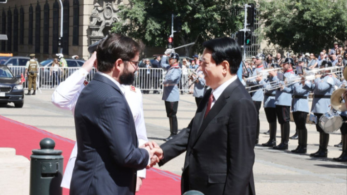 Tổng thống Chile Gabriel Boric đón Chủ tịch nước Lương Cường. Ảnh: Lâm Khánh/TTXVN 037a3423-7962.jpg