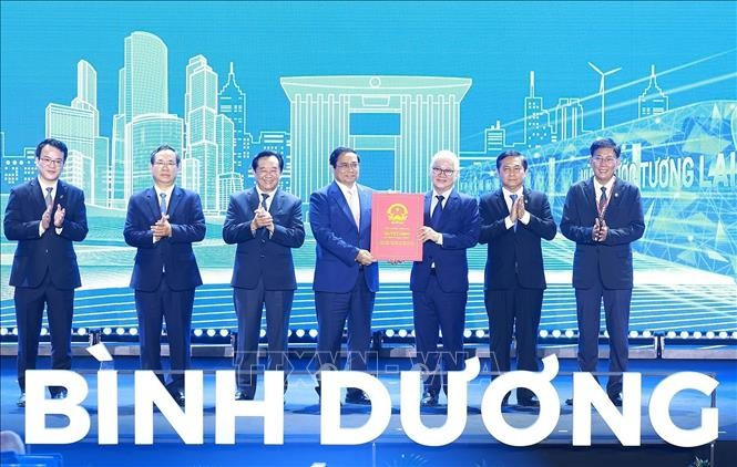 Thủ tướng Phạm Minh Chính trao Quyết định phê duyệt Quy hoạch thời kỳ 2021-2030, tầm nhìn đến năm 2050 cho lãnh đạo tỉnh Bình Dương. Ảnh: Dương Giang/TTXVN Thủ tướng Phạm Minh Chính trao Quyết định phê duyệt Quy hoạch thời kỳ 2021-2030, tầm nhìn đến năm 2050 cho lãnh đạo tỉnh Bình Dương. Ảnh: Dương Giang/TTXVN